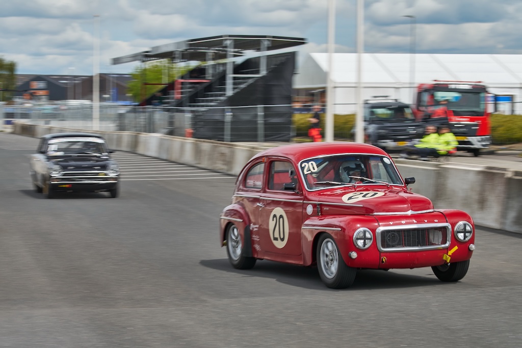 Gadebanen ved Classic Race Viborg bliver mere jævn til glæde for chaufførerne i de gamle biler.
(Foto: Classic Race Viborg Fototeam)